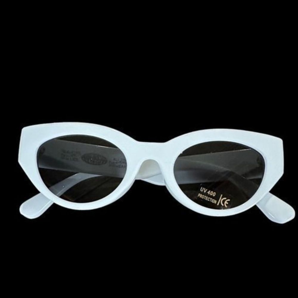 Petals & Peacocks Zumiez Careys Retro 60s Everyday Sunglasses White NWT
